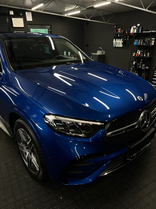 Niebieski Mercedes-Benz z odbiciami światła na lakierze